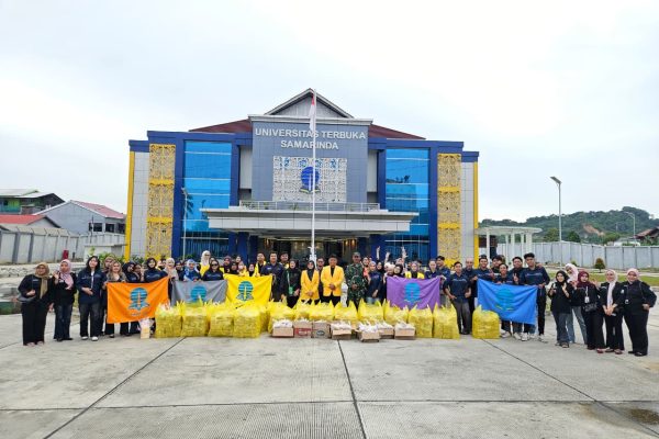 ORMAWA UT Samarinda, SALUT Kota Samarinda, dan Civitas Akademika UT Berbagi 1.450 Takjil di Bulan Ramadan