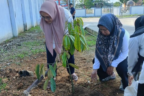 Mengusung #NowForClimate, UT Samarinda Tanam Pohon Serentak Peringati Hari Lingkungan Hidup Sedunia 2026