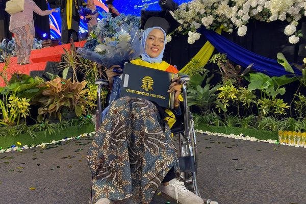 Wisuda UT Samarinda : Sri Permatasari Raih Gelar Sarjana di Tengah Keterbatasan Fisik