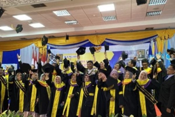 Wisuda UT Samarinda, Alumninya Bagikan Tips Mudah Lulus dari Kampus Digital