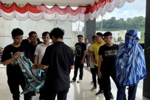 Memperingati HUT RI , Mahasiswa dan Staff UT Samarinda adakan Lomba Kemerdekaan