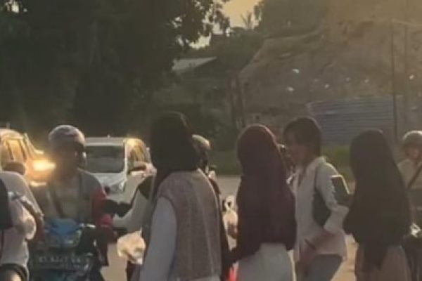 Mahasiswa UT Samarinda Berbagi Takjil di Bulan Suci 2025